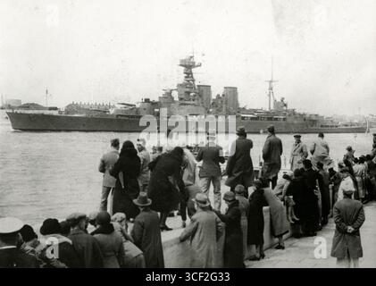 Ein Foto der HMS Hood der britischen Royal Navy, aufgenommen 1941 in einem unbekannten Hafen. Der Schlachtkreuzer wurde von dem deutschen Schlachtschiff Bismarck während der Schlacht an der Dänemarkstraße versenkt. Stockfoto