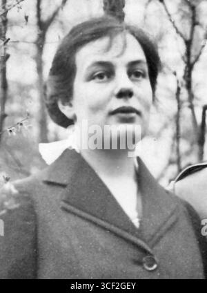 Anna Sara Hochschild, geboren 1891 in Frankfurt, heiratete 1916 Paul reiner. Reiner, geboren 1886 bei Nürnberg, war Unteroffizier während des Ersten Weltkriegs. Das Foto des Paares zeigt sie in ihren frühen Jahren zusammen und spiegelt eine Zeit des Kriegs und des Militärdienstes wider. Stockfoto