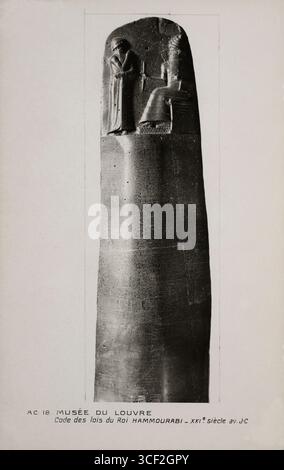 Eine zweieinhalb Meter hohe Stele mit dem Codex Hammurabi, datiert auf 1785 v. Chr. Die Stele zeigt die Gesetze des antiken Mesopotamiens in Keilschrift, mit König Hammurabi und dem babylonischen Gott Schamasch an der Spitze. Die Stele befindet sich zwischen 1925 und 1940 im Louvre in Paris. Stockfoto