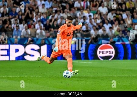 Udine, Italien. August 2025. Tottenham Hotspurs Guglielmo Vicario Porträt in Aktion während Paris Saint-Germain FC gegen Tottenham Hotspur FC, UEFA Super Cup Spiel in Udine, Italien, 13. August 2025 Credit: Independent Photo Agency/Alamy Live News Stockfoto