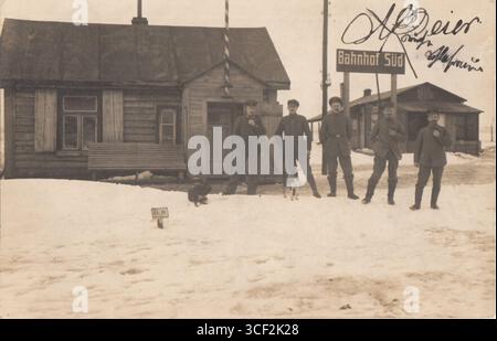 Ein um 1914-1918 entstandenes Foto des Bahnhofs Süd am Kilometer 0, das die Eisenbahninfrastruktur des frühen 20. Jahrhunderts in der Region darstellt. Dieses Bild zeigt die historische Entwicklung des Verkehrs in der Gegend. Stockfoto