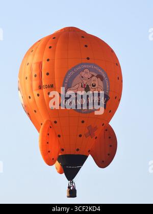 Bristol International Hot Air Balloon Fiesta 2025, Heißluftballons auf- und absteigen vom Ashton Gate Estate Bristol, Wallace & Gromit Ballon Stockfoto