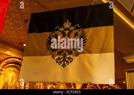 Die kaiserliche Flagge Russlands in der Kirche Stockfoto