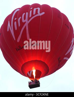 Bristol International Hot Air Balloon Fiesta 2025, Heißluftballons auf- und absteigen vom Ashton Gate Estate Bristol, Virgin Balloon Stockfoto