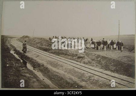 Dieses Foto, das zwischen 1915 und 1918 aufgenommen wurde, zeigt eine Arbeitsgruppe in Nowogrodek, Teil des Militärbahndirektorats 6, mit Sitz in Brest-Litowsk. Das Bild zeigt den militärischen Eisenbahnbetrieb während des Ersten Weltkriegs. Stockfoto