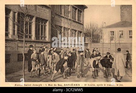 Dieses Foto, das zwischen 1900 und 1910 aufgenommen wurde, zeigt den Spielplatz der Ecole Saint-Joseph in Asnières-sur-seine. Es liefert eine Momentaufnahme des Schullebens im Frankreich des frühen 20. Jahrhunderts. Stockfoto