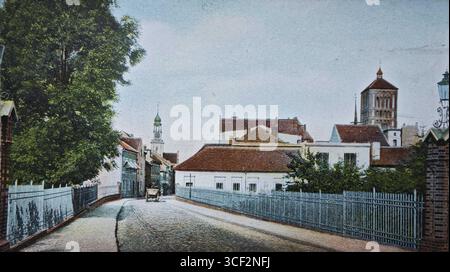 Diese Postkarte aus Braniewo aus dem Jahr 1905 zeigt die Berlinerstraße (heute Langgasse). Das Foto zeigt die Architektur und Straßenszene aus dem frühen 20. Jahrhundert in dieser nordpolnischen Stadt. Stockfoto