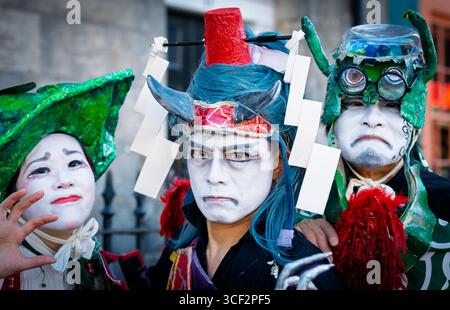 Edinburgh, Schottland, Großbritannien. August 2025. Schauspieler der japanischen Gruppe Kano Jogi, die ihre Show The Anonymous Monsters beim Edinburgh Fringe Festival aufführen. Iain Masterton/Alamy Live News Stockfoto