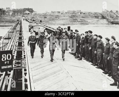 Britische Ingenieure bauten im März 1945 eine Bailey Pontonbrücke über die Maas bei Venlo. Die Brücke wurde während des Zweiten Weltkriegs von britischen Truppen genutzt, wobei Brigadegeneral Sugden und Oberstleutnant T.E. Lloyd die Brücke überquerten. Stockfoto