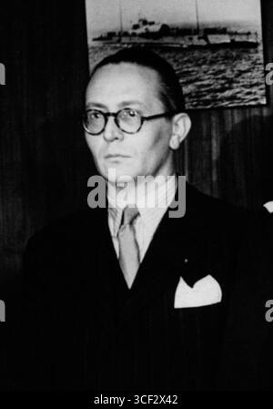 VEREINIGTES KÖNIGREICH - OKTOBER 31: Die französische Exilregierung in London, von links nach rechts: Kriegsminister Andre DIETHELM, Vize-Admiral Emile MUSELIER, General DE GAULLE, Vizepräsident des Staatsrats Rene CASSIN, PLEVEN und Admiral AUBOYNEAU legen auf Ersuchen von General DE GAULLE nach Hinrichtungen französischer Geiseln in Nantes und Bordeaux eine Schweigeminute ab. Dies ist ein Teil der französischen Regierung, die sich zur Zeit des Waffenstillstands und der Ernennung PETAINS zum Staatsoberhaupt weigerte, zu kapitulieren und ins Exil nach Nordafrika und dann nach London ging. (Foto: Keystone-France/GAMM Stockfoto