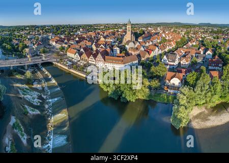 Deutschland, Baden-Württemberg, Nürtingen, Luftansicht Nürtingen Stadtpanorama, Neckarbrücke und Flusslandschaft Stockfoto