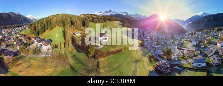 Blick aus der Vogelperspektive auf die Kirche der Beata Vergine della Salute auf dem Hügel mit Blick auf das Dorf Caviola, mit seinen Dächern und Häusern eingebettet zwischen alpinen Wiesen und Wäldern. Valle del Biois, Falcade, Provinz Belluno, Region Veneto, Nordosten Italiens Stockfoto