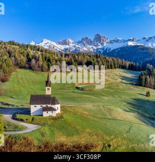 Aus der Vogelperspektive der Kirche Beata Vergine della Salute auf dem Hügel mit Blick auf das Dorf Caviola, im Hintergrund die Cime d'Auta, das Tal Biois, Falcade, die Provinz Belluno, die Region Veneto, Nordosten Italiens Stockfoto