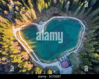 Blick aus der Vogelperspektive auf den Lago Pianozes, einen kleinen alpinen See umgeben von dichtem Nadelwald in der Nähe von Cortina d'Ampezzo, Dolomiten, Provinz Belluno, Region Veneto, Nordosten Italiens Stockfoto