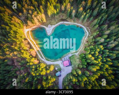 Blick aus der Vogelperspektive auf den Lago Pianozes, einen kleinen alpinen See umgeben von dichtem Nadelwald in der Nähe von Cortina d'Ampezzo, Dolomiten, Provinz Belluno, Region Veneto, Nordosten Italiens Stockfoto