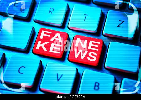 Fake News-Schriftzug auf Computerschlüsseln, Fotomontage Stockfoto