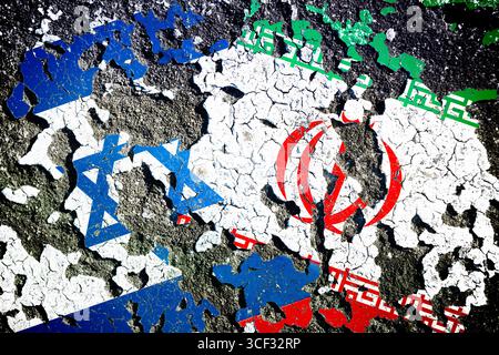 Flaggen von Israel und Iran auf gebrochenem Boden, Konflikt zwischen Iran und Israel, Fotomontage Stockfoto