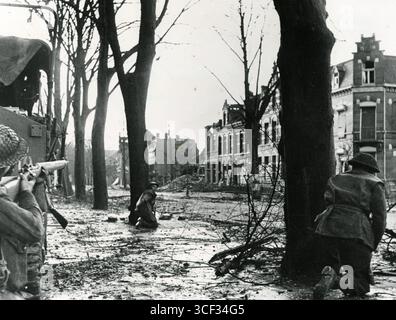 Im Dezember 1944 jagten britische Soldaten während der Befreiung Blericks deutsche Scharfschützen. Das Foto, das auf Antoniuslaan mit Blick auf das Dorf aufgenommen wurde, mit der 1e Lambertusstraat rechts zu sehen, wurde von Sergeant Dennis M. Smith von der Army Film and Photographic Unit aufgenommen. Stockfoto