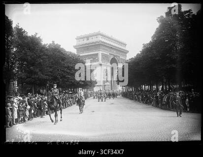 Während der Militärparade am 14. Juli 1927 marschiert ein Infanterieregiment in der Nähe des Arc de Triomphe. Die Veranstaltung feiert den französischen Nationalfeiertag. Stockfoto