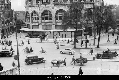 Foto des Hofpleins in Rotterdam mit Café Loos, aufgenommen zwischen 1925 und 1930. Das Bild zeigt den berühmten öffentlichen Platz und das Café aus dieser Zeit. Stockfoto