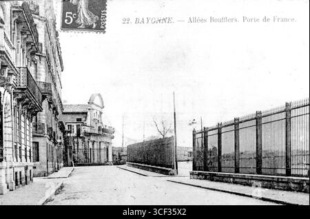 Dieses Bild aus der Zeit um 1900 zeigt die Porte de France, von den Allées Boufflers in Bayonne aus gesehen. Das historische Tor der Stadt wird mit seinen einzigartigen architektonischen Merkmalen erfasst. Stockfoto