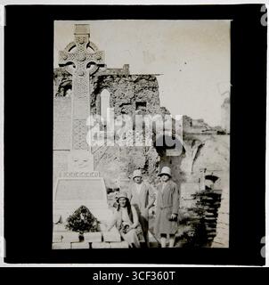 Eine Gedenkstätte für Münstersoldaten in Ypern, Belgien, mit den Ruinen der Kathedrale von Ypern, die nach dem Ersten Weltkrieg sichtbar sind, eine feierliche Erinnerung an die Maut des Ersten Weltkriegs. Stockfoto