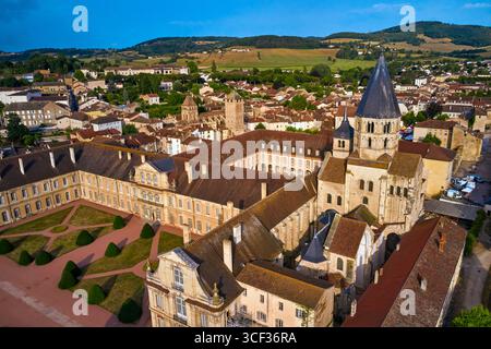 Frankreich, Saône-et-Loire, Mâconnais, Cluny, aus der Vogelperspektive der ehemaligen Abtei Cluny Stockfoto