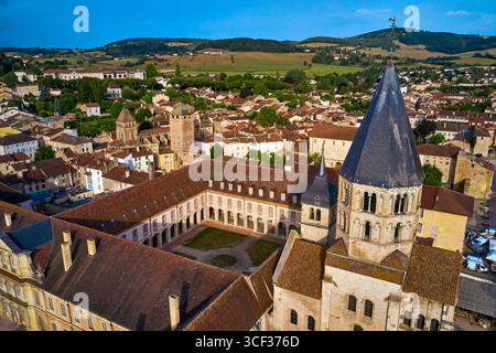Frankreich, Saône-et-Loire, Mâconnais, Cluny, aus der Vogelperspektive der ehemaligen Abtei Cluny Stockfoto