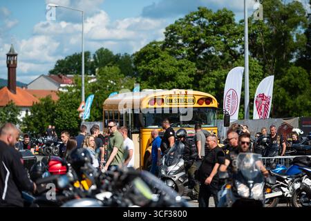 Gelber Bus des Moto Club 'Strsljen' bei Moto Meeting in Banja Luka, Moto fest Event Stockfoto