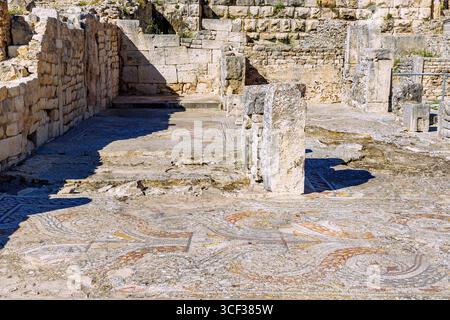 Maison du Riche mit Mosaikboden in der Wohngegend, Ruinen des antiken Thugga an der Ausgrabungsstelle in der Nähe von Dougga, Tunesien Stockfoto