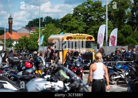Gelber Bus des Moto Club 'Strsljen' bei Moto Meeting in Banja Luka, Moto fest Event Stockfoto