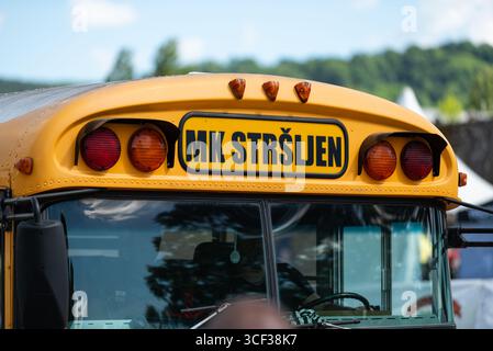 Gelber Bus des Moto Club 'Strsljen' bei Moto Meeting in Banja Luka, Moto fest Event Stockfoto