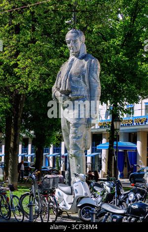 Statue des Grafen von Montgelas von Karin Sander auf dem Promenadeplatz vor dem Luxushotel Bayerischer Hof in München Stockfoto