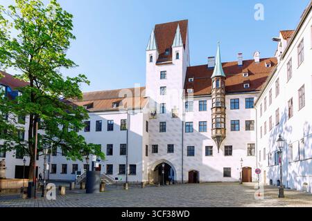 Alter Innenhof mit hölzernem Erkerfenster in der Altstadt von München, Bayern, Deutschland Stockfoto