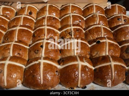 Hot Cross Brötchen in der Bäckerei in Abergavenny, Wales, Großbritannien Stockfoto