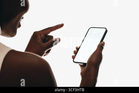 Nahaufnahme von Händen, die auf einem Smartphone mit leerem Bildschirm auf weißem Hintergrund eine Geste zum Vergrößern/Verkleinern machen. Ideal für Mockups mobiler Apps, Touchscr Stockfoto