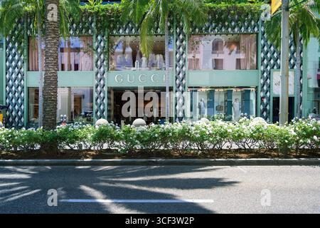 Beverly Hills, Kalifornien, USA – 7. Juli 2025: Ein Blick auf die Luxusboutique Gucci am Rodeo Drive, einem der bekanntesten High-End-Einzelhandelsziele. Stockfoto