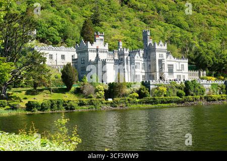Blick auf Kylemore Abbey Castle, Connacht Province, County Galway, Connemara National Park, Connemara, Irland Stockfoto