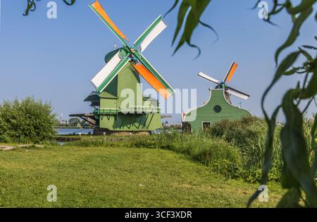 Traditionelle niederländische Windmühlen in Zaanse Schans, einem historischen Dorf in der Nähe von Amsterdam, Niederlande. Stockfoto