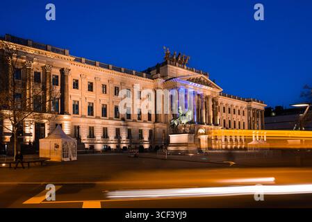 Ein atemberaubendes nächtliches Foto des Braunschweiger Schlosses mit beleuchteter Architektur und der Reiterstatue im Vordergrund, aufgenommen mit Lichttrai Stockfoto