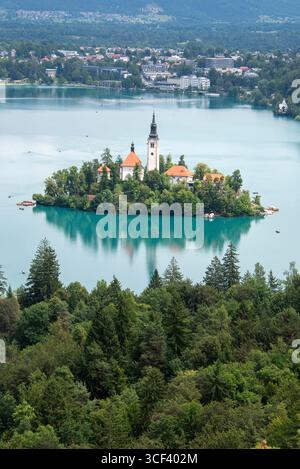 Bleder See im Nordwesten Sloweniens mit der berühmten Inselkirche Mariä Himmelfahrt, Bled, Oberkarniola (Gorenjska), Slowenien Stockfoto