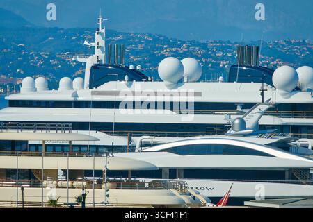 Luxuriöse Yachten, die im malerischen Yachthafen mit bergiger Kulisse vertäut sind Stockfoto