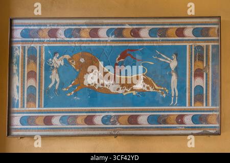 Wandgemälde mit Stierpullover (Nachbildung), minoischer Palast von Knossos, in der Nähe von Iraklion (Heraklion), Kreta, Griechenland, Europa Stockfoto