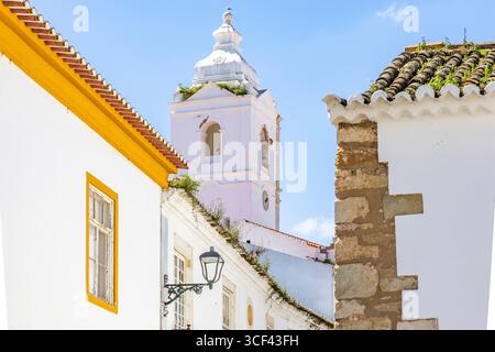 Historische Straße mit weißen Fassaden der Kirche Santo Antonio und alten Gebäuden, Stadtrundfahrt nach Lagos, Algarve, Portugal Stockfoto