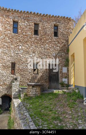 Ein wunderschönes altes Bergdorf umgeben von Natur, typische weiße Häuser in Alte, Algarve, Portugal Stockfoto