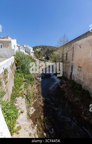 Ein wunderschönes altes Bergdorf umgeben von Natur, typische weiße Häuser in Alte, Algarve, Portugal Stockfoto