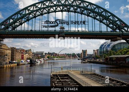 Der ikonische Stahlbogen der Tyne Bridge überquert den Fluss Tyne zwischen Gateshead und Newcastle upon Tyne, England. Stockfoto