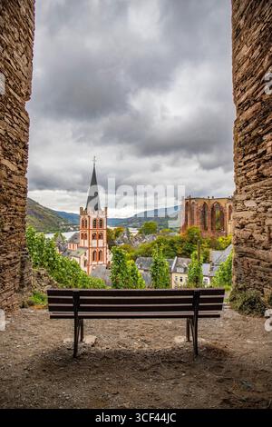 Jc Am Rhein Blick von den Weinbergen einer historischen Altstadt mit ihren ...