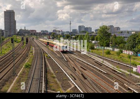 Zwei S-Bahnen vor der Einfahrt in den S-Bahnhof Warschauer Straße in Berlin-Friedrichshain. In der Bildmitte im Hintergrund der Ostbahnhof und der Fernsehturm am Alexanderplatz. *** Zwei S-Bahn-Züge vor der Einfahrt in den S-Bahnhof Warschauer Straße in Berlin Friedrichshain in der Bildmitte im Hintergrund der Ostbahnhof und der Fernsehturm am Alexanderplatz Stockfoto