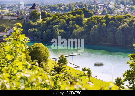 Wöhrsee und Wöhrseebad mit Außenwerk und Turm der Burg auf dem Eggensberg in Burghausen, Oberbayern, Bayern, Deutschland Stockfoto